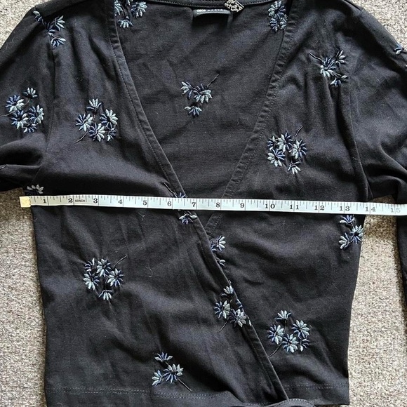 ASOS 100% Cotton Black Wrap Crop Top with Blue Floral Embroidery Womens US 0 - Picture 9 of 11